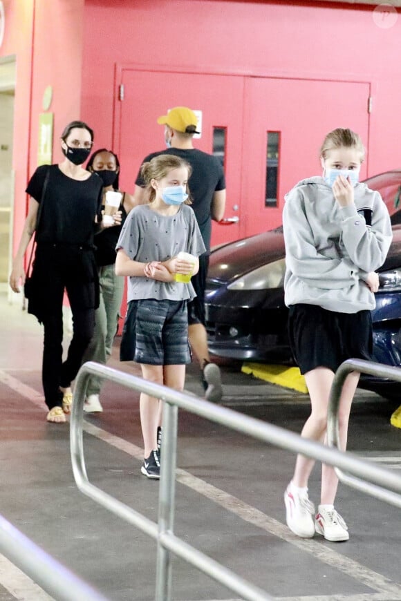 Exclusif - Angelina Jolie est allée faire des courses avec ses filles chez Target dans le quartier de West Hollywood à Los Angeles pendant l'épidémie de coronavirus (Covid-19), le 19 septembre 2020.
