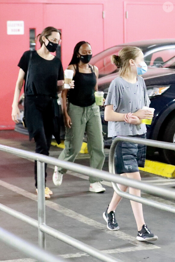 Exclusif - Angelina Jolie est allée faire des courses avec ses filles Vivienne Jolie-Pitt et Zahara Jolie-Pitt chez Target dans le quartier de West Hollywood à Los Angeles pendant l'épidémie de coronavirus (Covid-19), le 19 septembre 2020.