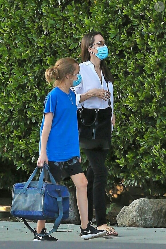 Exclusif - Angelina Jolie semble déposer sa fille de 14 ans, Shiloh chez des amis à Los Angeles, le 25 août 2020.