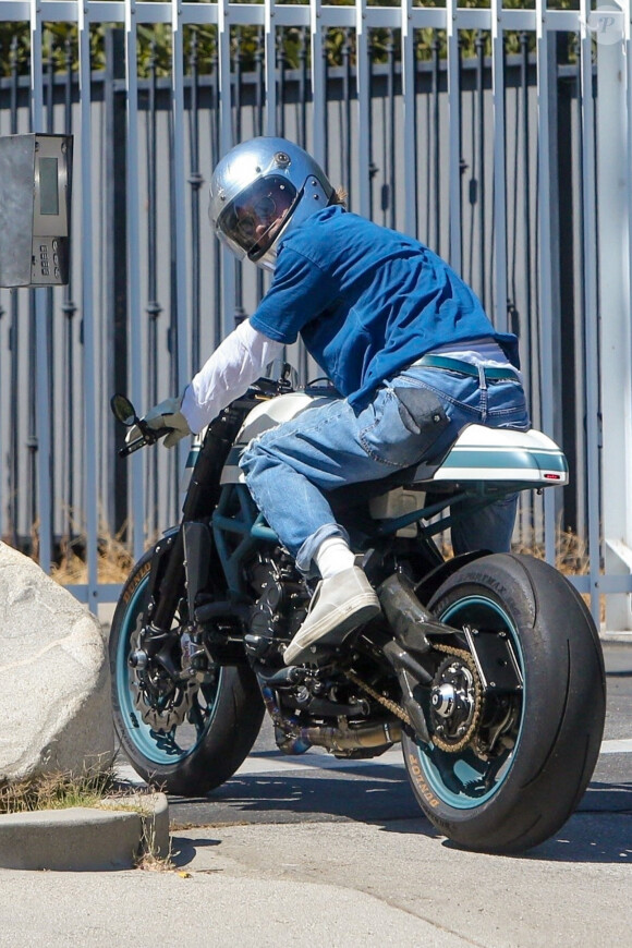 Brad Pitt sort de chez son ex Angelina Jolie au volant de sa moto dans le quartier de Los Feliz à Los Angeles pendant l'épidémie de coronavirus (Covid-19), le 28 juillet 2020.