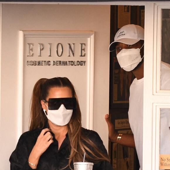 Exclusif - Khloe Kardashian et son ex Tristan Thompson sortent ensemble de la clinique Epione dans le quartier de Beverly Hills à Los Angeles pendant l'épidémie de coronavirus (Covid-19). Selon la rumeur, Khloé Kardashian et son ex Tristan Thompson seraient de nouveau en couple. Si les deux amoureux ne l'ont pas annoncé officiellement, plusieurs détails le prouvent depuis qu'ils ont passé le confinement ensemble! Le 25 septembre 2020