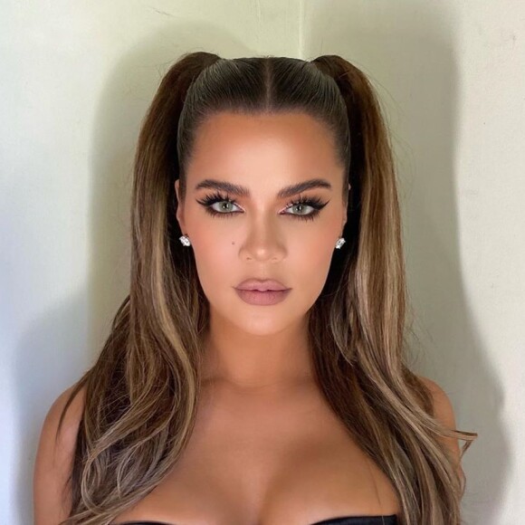 Khloé Kardashian abuse encore de Photoshop et répond à ceux qui critiquent son apparence.
