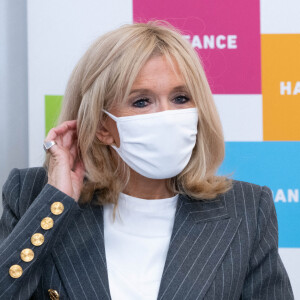 le Président Emmanuel Macron et sa femme Brigitte Macron visitent la plateforme Handicap Repit des aidants (Phare) à Paris le 6 octobre 2020. © Jacques Witt/Pool/Bestimage