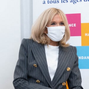 le Président Emmanuel Macron et sa femme Brigitte Macron visitent la plateforme Handicap Repit des aidants (Phare) à Paris le 6 octobre 2020. © Jacques Witt/Pool/Bestimage