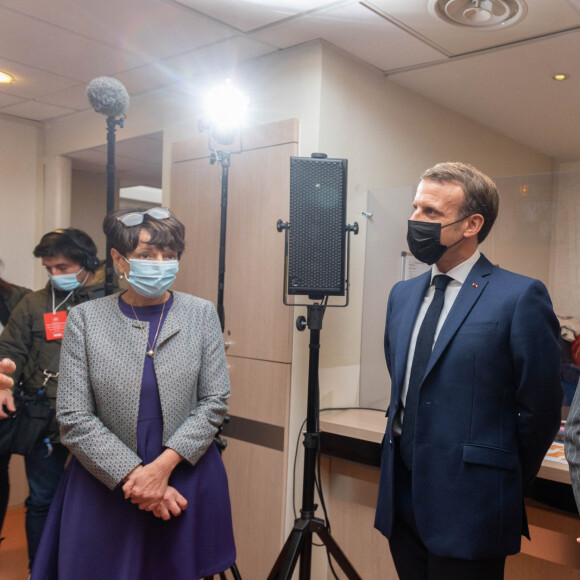 le Président Emmanuel Macron et sa femme Brigitte Macron visitent la plateforme Handicap Repit des aidants (Phare) à Paris le 6 octobre 2020. © Jacques Witt/Pool/Bestimage