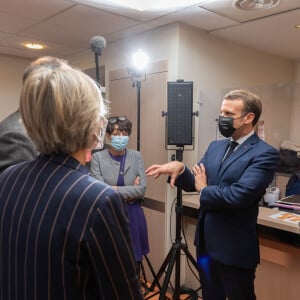 Sophie Cluzel, Secrétaire d'État chargée des Personnes handicapées, le Président Emmanuel Macron et sa femme Brigitte Macron visitent la plateforme Handicap Repit des aidants (Phare) à Paris le 6 octobre 2020. © Jacques Witt/Pool/Bestimage