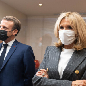 le Président Emmanuel Macron et sa femme Brigitte Macron visitent la plateforme Handicap Repit des aidants (Phare) à Paris. © Jacques Witt/Pool/Bestimage