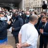 Le président français Emmanuel Macron s'entretient avec des soignants et des médecins devant l'hôpital Rothschild à Paris, le 6 octobre 2020. © Jacques Witt/Pool/Bestimage