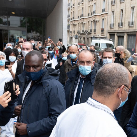 Le président français Emmanuel Macron s'entretient avec des soignants et des médecins devant l'hôpital Rothschild à Paris, le 6 octobre 2020. © Jacques Witt/Pool/Bestimage