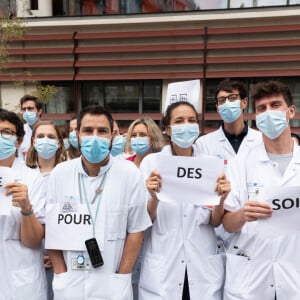 Le président français Emmanuel Macron s'entretient avec des soignants et des médecins devant l'hôpital Rothschild à Paris, le 6 octobre 2020. © Jacques Witt/Pool/Bestimage