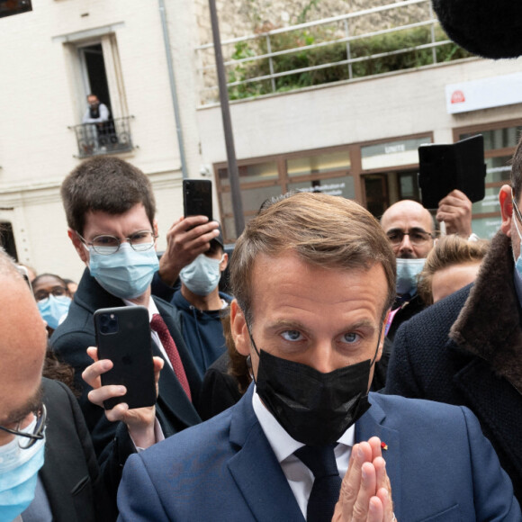 Le président français Emmanuel Macron s'entretient avec des soignants et des médecins devant l'hôpital Rothschild à Paris, le 6 octobre 2020. © Jacques Witt/Pool/Bestimage