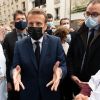 Le président français Emmanuel Macron s'entretient avec des soignants et des médecins devant l'hôpital Rothschild à Paris, le 6 octobre 2020. © Jacques Witt/Pool/Bestimage