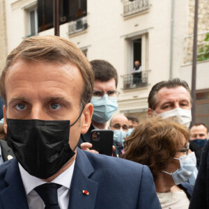 Le président français Emmanuel Macron s'entretient avec des soignants et des médecins devant l'hôpital Rothschild à Paris, le 6 octobre 2020. © Jacques Witt/Pool/Bestimage