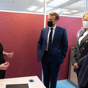 le Président Emmanuel Macron et sa femme Brigitte Macron visitent la plateforme Handicap Repit des aidants (Phare) à Paris le 6 octobre 2020. © Jacques Witt/Pool/Bestimage