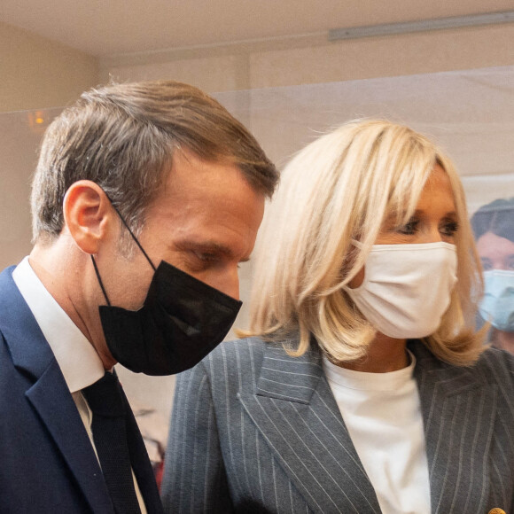 le Président Emmanuel Macron et sa femme Brigitte Macron visitent la plateforme Handicap Repit des aidants (Phare) à Paris le 6 octobre 2020. © Jacques Witt/Pool/Bestimage