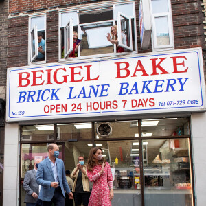 Le prince William, duc de Cambridge, et Kate Middleton, duchesse de Cambridge, font des bagels lors de leur visite à la boulangerie "Beigel Bake Brick Lane" à Londres, le 15 septembre 2020, pendant l'épidémie de coronavirus (Covid-19).