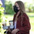 Exclusif - Mary Kate Olsen est allée acheter des cafés à emporter en vacances dans Les Hamptons, le 26 août 2020