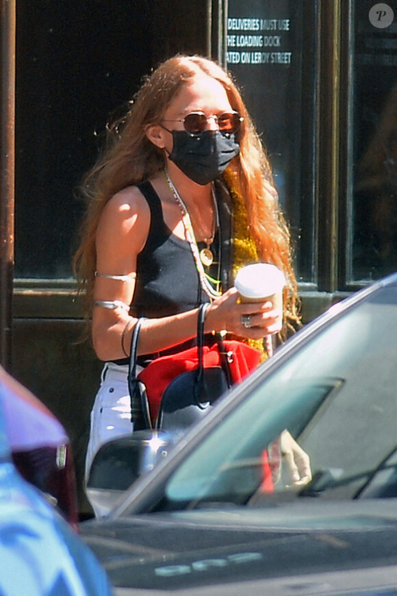Exclusif - Première apparition en public de Mary-Kate Olsen depuis l'annonce de son divorce avec Olivier Sarkozy, elle est avec sa soeur Ashley devant leurs bureaux de New-York, le 9 juillet 2020. 