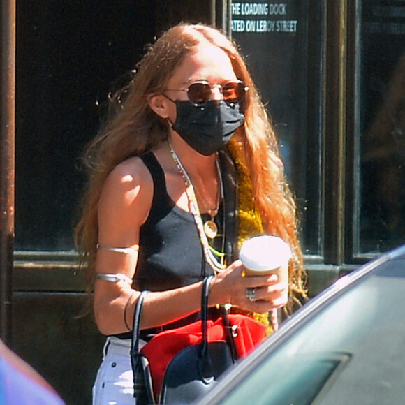 Exclusif - Première apparition en public de Mary-Kate Olsen depuis l'annonce de son divorce avec Olivier Sarkozy, elle est avec sa soeur Ashley devant leurs bureaux de New-York, le 9 juillet 2020. 