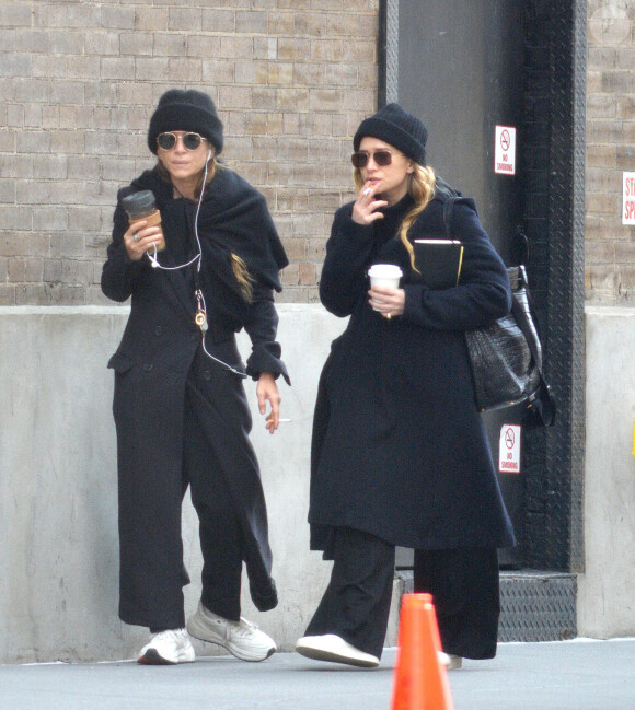 Exclusif - Les soeurs Mary-Kate Olsen et Ashley Olsen se baladent en fumant une cigarette dans les rues de New York, le 8 février 2020