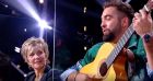 Kendji Girac et l'une de ses surprises dans "La Boîte à secrets" du 9 octobre 2020, sur France 3