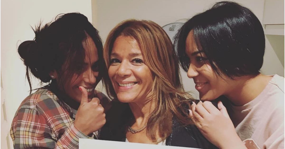Amel Bent, sa petite soeur Mel et leur mère. Décembre 2017. Purepeople Amel Bent, sa petite soeur Mel et leur mère. Décembre 2017. Purepeople