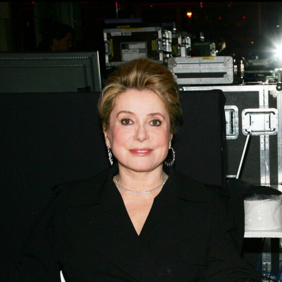 Info - Arrestation d' Igor Divetain, petit-fils de Catherine Deneuve, dans le démantelement d'un réseau de fausse monnaie lié à l'organisation mafieuse italienne Camorra -