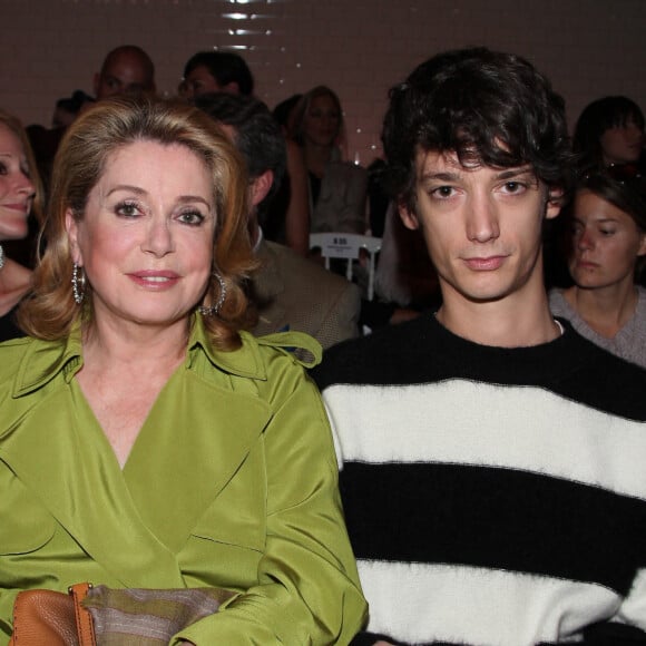 Catherine Deneuve et son petit-fils Igor Vadim au défilé Jean-Paul Gaultier. @Denis Guignebourg/ABACAPRESS.COM