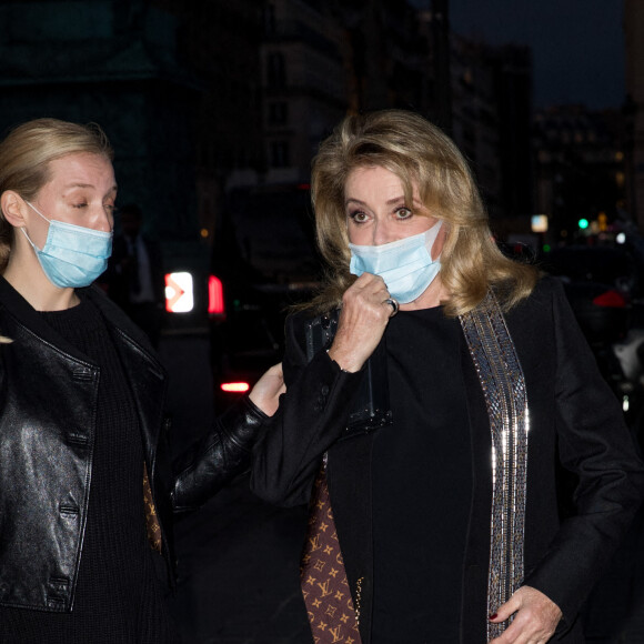 Catherine Deneuve arrive à la soirée Louis Vuitton Stellar Jewelry Cocktail Event place Vendôme à Paris le 28 septembre 2020. C'est la première sortie officielle de l'actrice depuis son AVC en novembre dernier. En novembre, Catherine Deneuve, 76 ans, avait fait une grosse frayeur à ses millions d'admiratrices et d'admirateurs lorsqu'elle avait été hospitalisée à la suite d'un accident vasculaire cérébral, alors qu'elle était en plein tournage. © Cyril Moreau / Bestimage