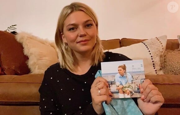 Louane pose avec son nouveau disque, sur Instagram.