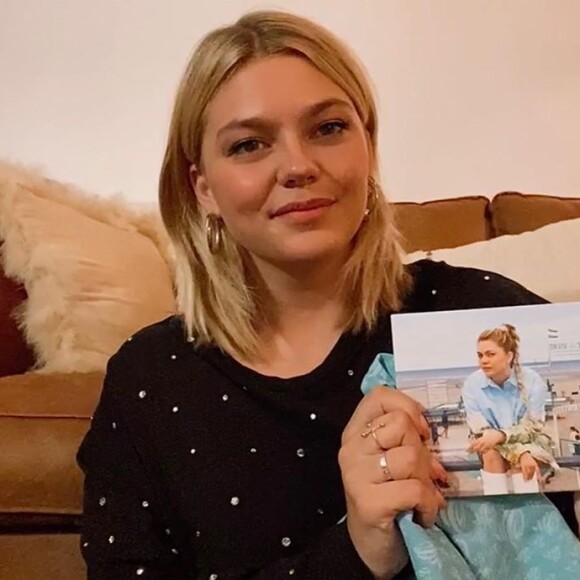 Louane pose avec son nouveau disque, sur Instagram.