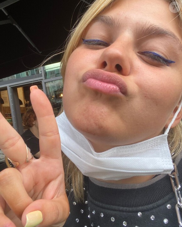 Louane en mode selfie sur Instgram, septembre 2020.