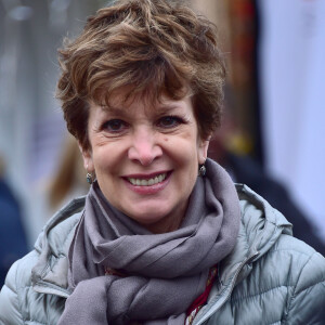 Catherine Laborde - Distribution des cadeaux de Noël aux enfants du Secours Populaire sur les Champs-Elysées à Paris, le 20 décembre 2014.