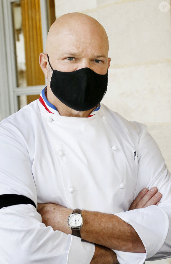 Le grand chef Bordelais et présentateur TV Philippe Etchebest organise un concert de casseroles devant son restaurant Bordelais "Le 4ème Mur" avec son équipe afin de soutenir l'ouverture des restaurants pendant la crise liée à l'épidémie de Coronavirus (COVID-19), le 2 Octobre 2020 à Bordeaux.