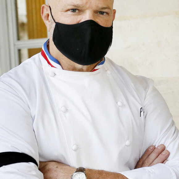 Le grand chef Bordelais et présentateur TV Philippe Etchebest organise un concert de casseroles devant son restaurant Bordelais "Le 4ème Mur" avec son équipe afin de soutenir l'ouverture des restaurants pendant la crise liée à l'épidémie de Coronavirus (COVID-19), le 2 Octobre 2020 à Bordeaux.