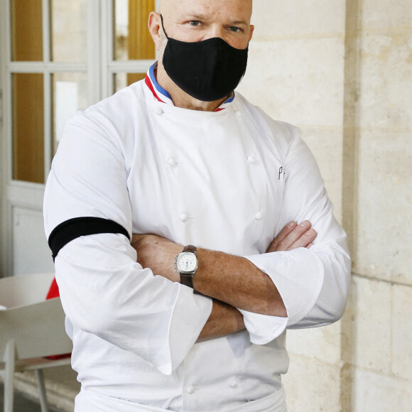 Le grand chef Bordelais et présentateur TV Philippe Etchebest organise un concert de casseroles devant son restaurant Bordelais "Le 4ème Mur" avec son équipe afin de soutenir l'ouverture des restaurants pendant la crise liée à l'épidémie de Coronavirus (COVID-19), le 2 Octobre 2020 à Bordeaux.