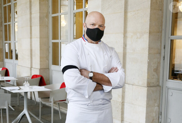 Le grand chef Bordelais et présentateur TV Philippe Etchebest organise un concert de casseroles devant son restaurant Bordelais "Le 4ème Mur" avec son équipe afin de soutenir l'ouverture des restaurants pendant la crise liée à l'épidémie de Coronavirus (COVID-19), le 2 Octobre 2020 à Bordeaux.
