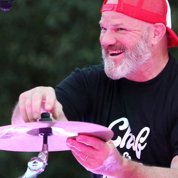 Le grand chef cuisinier et présentateur télé Philippe Etchebest et son groupe de Rock "The Chef and the gang" donnent un concert d'été sur la scène d'un théâtre en plein air, à Pessac près de Bordeaux. Le 23 Juillet 2020. © Patrick Bernard-Fabien Cottereau / Bestimage