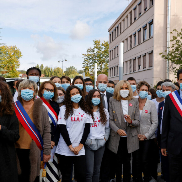 Karine Tuil, Jean-Michel Blanquer, ministre de l'Education, Richard Delepierre, maire Le Chesnay-Rocquencourt-Rocquencourt - Brigitte Macron fait une dictée aux écoliers en soutien à l'Association Européenne de Leucodystrophie (ELA), au collège Charles-Peguy, Chesnay-Rocquencourt le 12 octobre 2020. © Thomas Coex / Pool / Bestimage