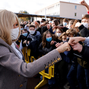 Brigitte Macron fait une dictée aux écoliers en soutien à l'Association Européenne de Leucodystrophie (ELA), au collège Charles-Peguy, Chesnay-Rocquencourt le 12 octobre 2020. © Thomas Coex / Pool / Bestimage