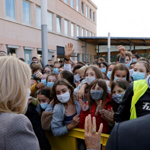 Brigitte Macron fait une dictée aux écoliers en soutien à l'Association Européenne de Leucodystrophie (ELA), au collège Charles-Peguy, Chesnay-Rocquencourt le 12 octobre 2020. © Thomas Coex / Pool / Bestimage