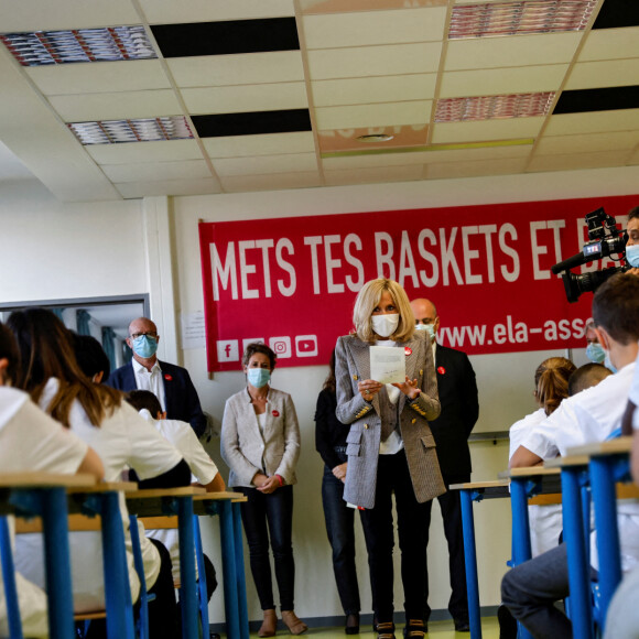 Brigitte Macron fait une dictée aux écoliers en soutien à l'Association Européenne de Leucodystrophie (ELA), au collège Charles-Peguy, Chesnay-Rocquencourt le 12 octobre 2020. © Thomas Coex / Pool / Bestimage