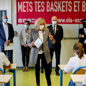 Brigitte Macron fait une dictée aux écoliers en soutien à l'Association Européenne de Leucodystrophie (ELA), au collège Charles-Peguy, Chesnay-Rocquencourt le 12 octobre 2020. © Thomas Coex / Pool / Bestimage