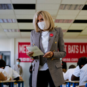 Brigitte Macron fait une dictée aux écoliers en soutien à l'Association Européenne de Leucodystrophie (ELA), au collège Charles-Peguy, Chesnay-Rocquencourt le 12 octobre 2020. © Thomas Coex / Pool / Bestimage