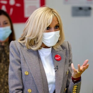 Brigitte Macron fait une dictée aux écoliers en soutien à l'Association Européenne de Leucodystrophie (ELA), au collège Charles-Peguy, Chesnay-Rocquencourt le 12 octobre 2020. © Thomas Coex / Pool / Bestimage