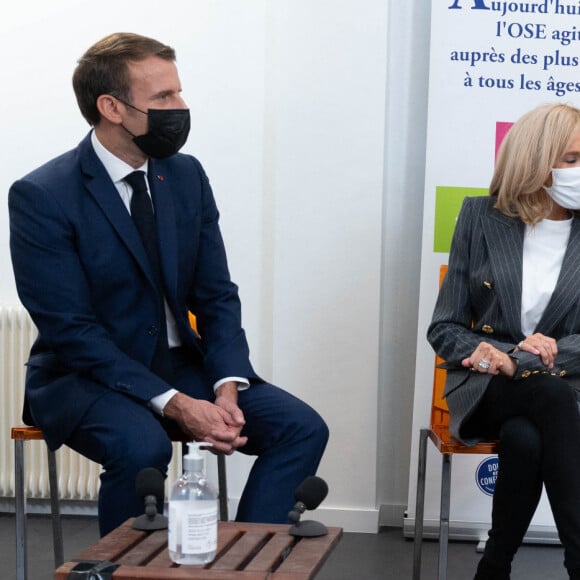 Le Président Emmanuel Macron et sa femme Brigitte Macron visitent la plateforme Handicap Repit des aidants (Phare) à Paris le 6 octobre 2020. © Jacques Witt/Pool/Bestimage