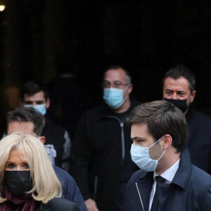 Brigitte Macron et son chef de cabinet Tristan Bromet - Sorties des obsèques de Juliette Gréco en l'église Saint-Germain-des-Prés. Le 5 octobre 2020 © Jacovides-Moreau / Bestimage