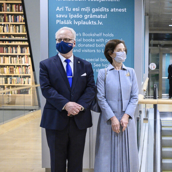 Le président français Emmanuel Macron, sa femme Brigitte Macron, le président letton Egils Levits et sa femme Andra Levite lors de leur visite à la bibliothèque de Riga le 30 septembre 2020 dans le cadre de la visite officielle de Macron en Lettonie et dans la région baltique. © Eliot Blondet / Pool / Bestimage