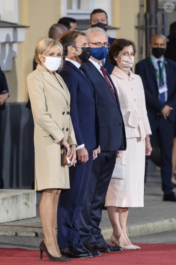Le président Emmanuel Macron et la première dame Brigitte Macron arrivent à la cérémonie d'accueil au château de Riga, Lettonie le 29 septembre 2020 © Eliot Blondet / Pool / Bestimage