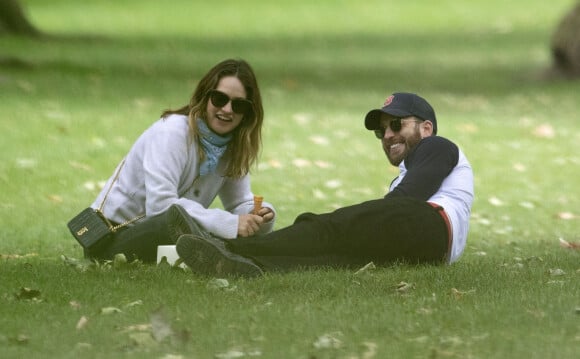 Exclusif - Chris Evans et sa nouvelle compagne Lily James mangent des glaces dans un parc au centre de Londres le 9 juillet 2020. Ils portement des masques pour se déplacer lors de l'épidémie de Coronavirus (COVID-19).